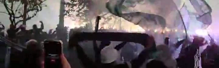 开云电子-哥伦比亚支持者巴西激情助阵：旗帜飞扬烟花璀璨