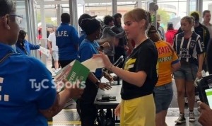 想得周到多特vs蒙特雷赛前下雨，志愿者为球迷发放纸巾